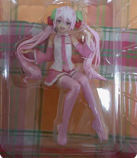 樱花初音泡面压手办，屁股放的时间长了有一些...