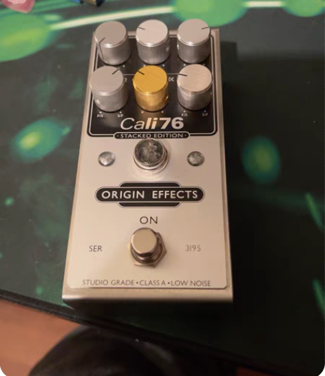 ORIGIN，经典黑色，领子和袖口搭配黄色...