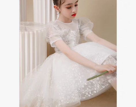 转卖毕业典礼只穿过一次，几乎全新。儿童礼服...