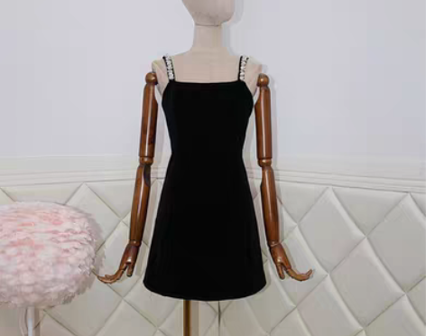 转卖2020早秋新款水钻镶钻吊带露背修身性...