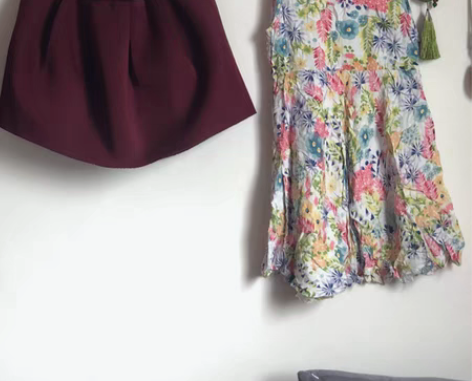 包邮女童花苞裙 酒红色 适合秋冬 15元；...