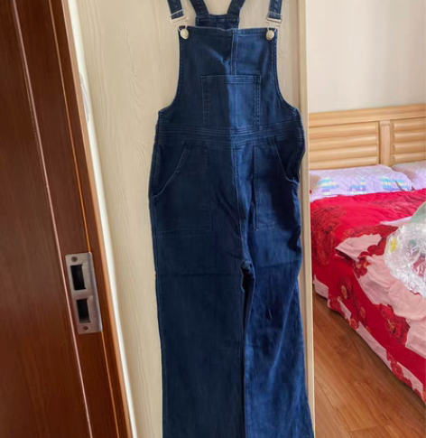 几乎全新背带牛仔裤，只穿过两回，很好看，藏...