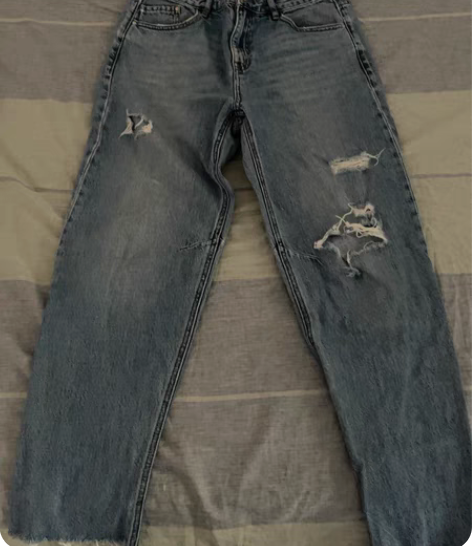 全新m码浅蓝色直筒破洞裤 感兴趣的话点“我...