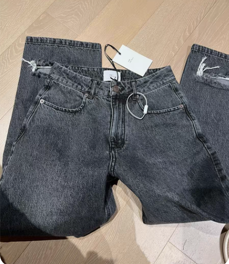 0328 灰黑色脚口破洞牛仔裤 预售刚收到...