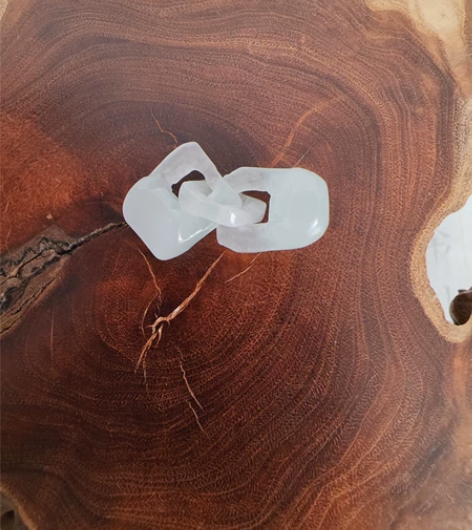 手工玉雕同心锁，玲珑剔透，有一个带一抹绿色...