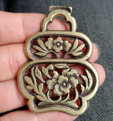 清代：铜花篮形花卉挂花 感兴趣的话点“我想...