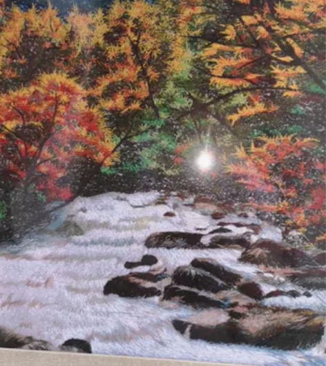 装裱好了的枫叶山水画，画框装饰完好。 刺绣...