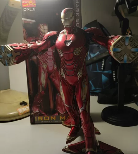 手办钢铁侠模型，上海手办店买的，出价260...