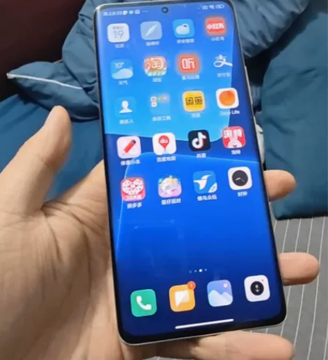 出一个备用机 之前去小米之家没现货给的全新...