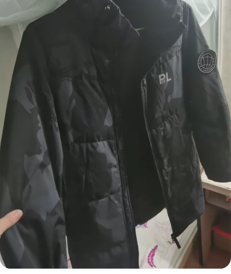 衣柜衣服太多了装不下。处理一件羽绒服。质特...
