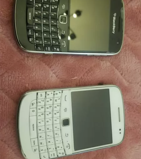 黑白：两部黑莓9930三网通手机，应该都可...