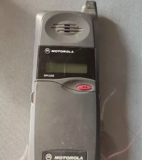摩托罗拉手机，在家里找出来的两部手机，一部...