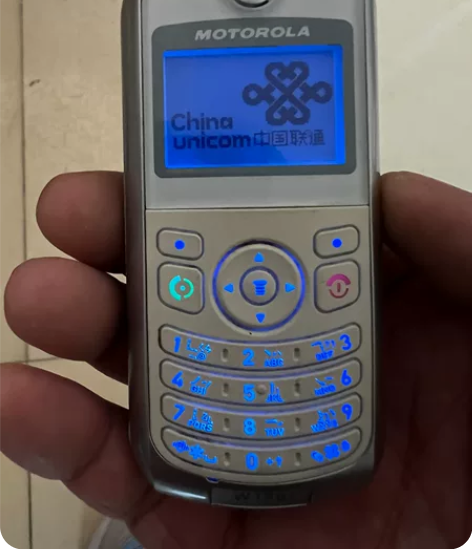 摩托罗拉w150i 电信手机，如图，有一根...