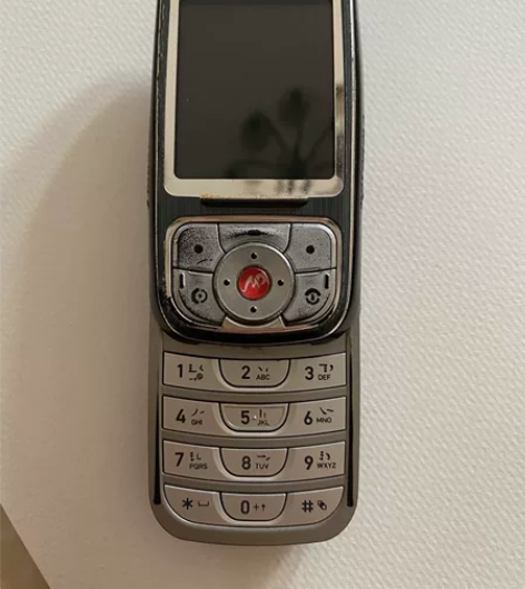 摩托罗拉A732，无拆无修，充不进电 很小...