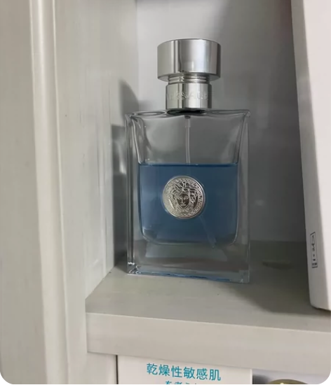 范思哲的经典同名香水50ml的,是正品,可...