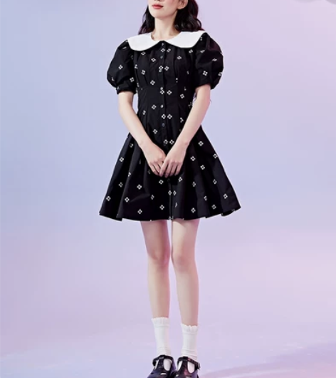 泡泡袖连衣裙重工刺绣小花朵 小花全部是刺绣...