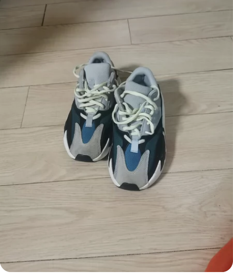 阿迪达斯运动鞋，36码，九成新 感兴趣的话...