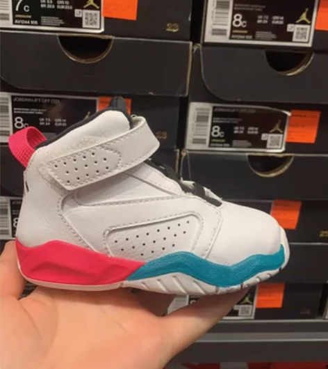 耐克小aj，全皮中帮复古篮球鞋。实物真的超...