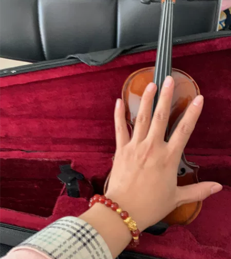 1/16小提琴实木 比巴掌大，比酒瓶高一点...