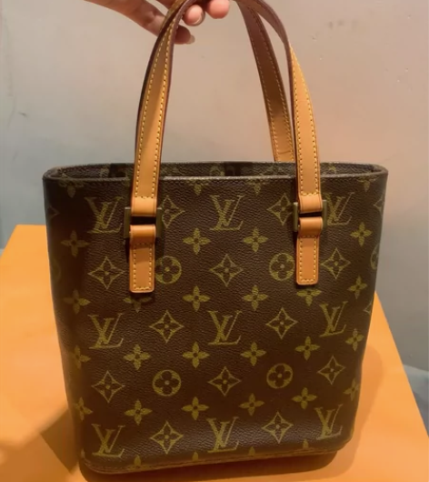 lv微微安小号成色很好7980 感兴趣的话...