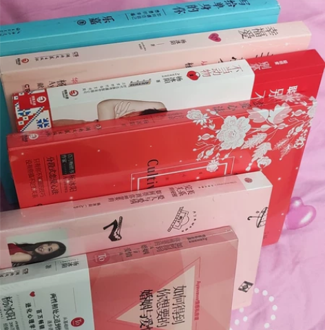 出几本几乎全新的书。有三本还没有开封。有三...