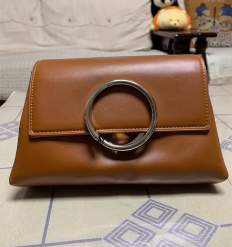 女士手拿包，有肩带，但是挂肩带的地方坏了，...