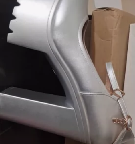 芊年美丽品牌的粗跟银色的恨天高，跟高15厘...