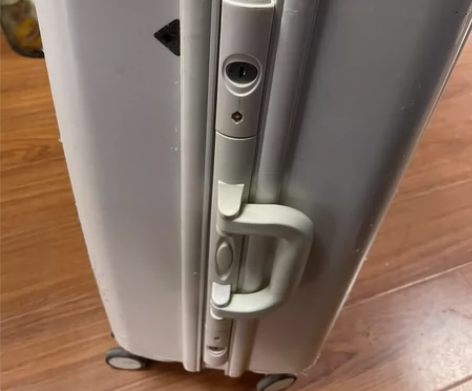 自用行李箱,划痕比较多介意勿扰 感兴趣的话...