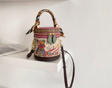 小熊涂鸦水桶包包2022新款圆筒包小众设计...