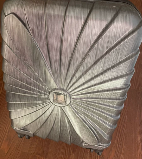 全新20寸皮箱，看轮子磨损就知道。满150...