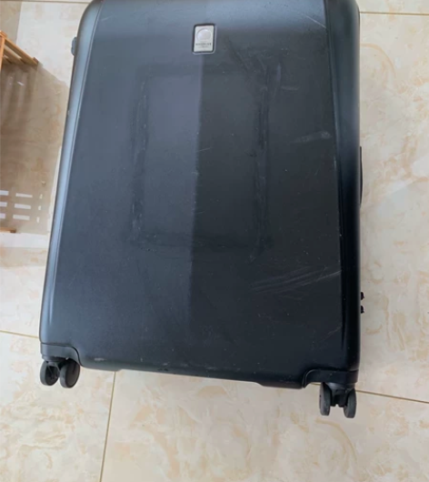 闲置  大小 约50 70 28 还有一款...