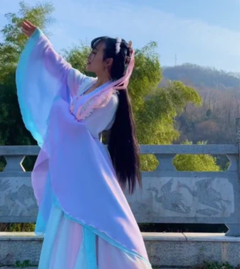 粉蓝色燕尾喇叭袖仙女服， 当时买来拍照用的...