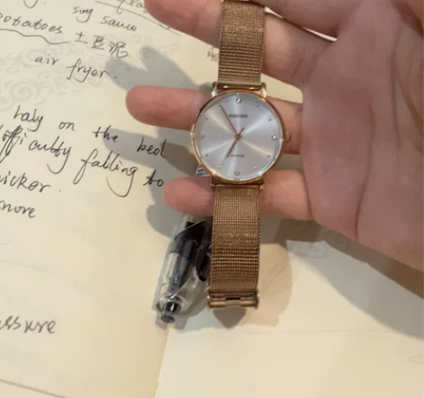 雷诺手表，这个挺好看的，表盘很合适，夏天穿...