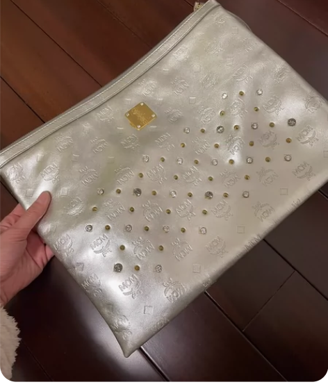 保真MCM银色信封包，阳光下包上的钻石特别...