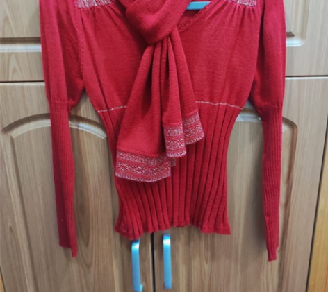 正红色毛衣，显瘦气质，带同款围巾，气质拉满...