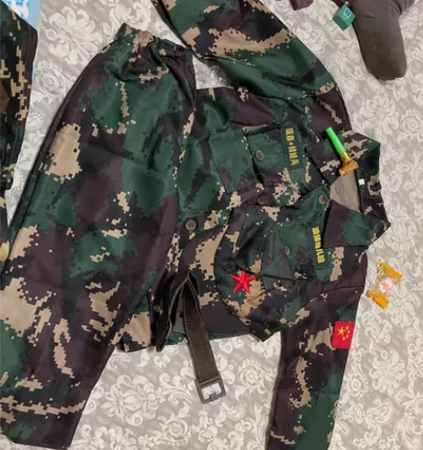 迷彩衣服一套，幼儿园统一买的，上面的标可以...