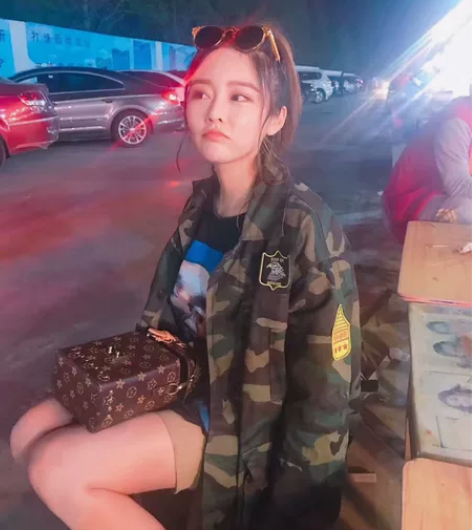 迷彩外套100出 感兴趣的话点“我想要”和...