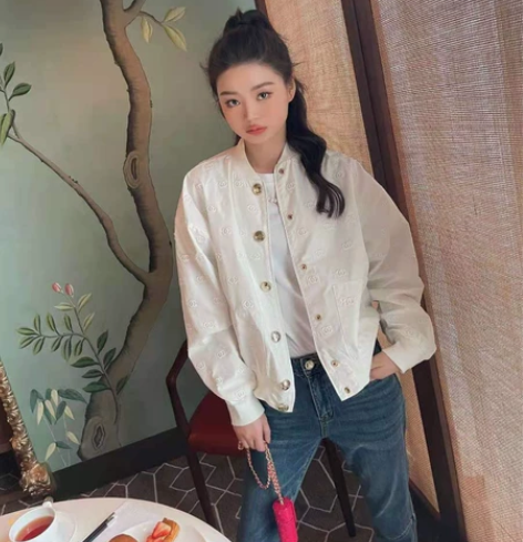 全新，白色小香刺绣棒球外套很百搭很好看衣服...