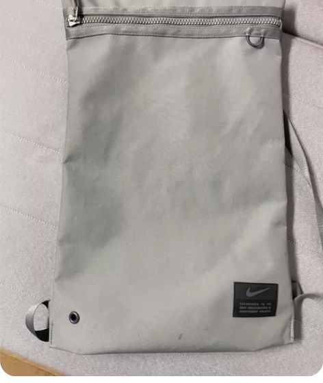 耐克训练包,有使用痕迹,但不明显,极简掉了...