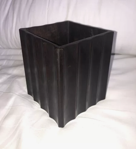 紫檀方笔筒。   有两处开裂   品相如图...