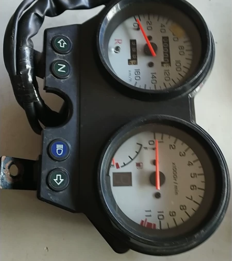 原装装车摩托车银钢150仪表总成。多年前老...