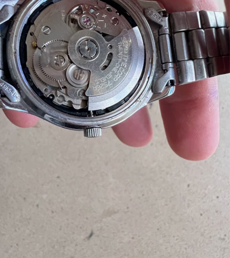 出售一个精工五号手表 功能正常使用 外观如...