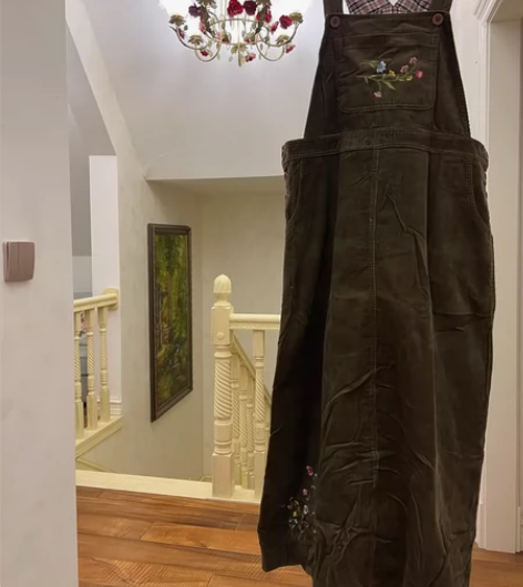 日本购入，复古绿细条绒绣花款背带裙。 全新...