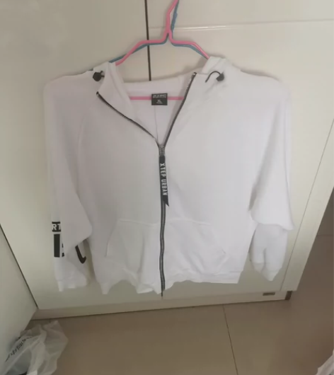 特步帽衫，印象中2、3次吧，一直就闲置衣柜...