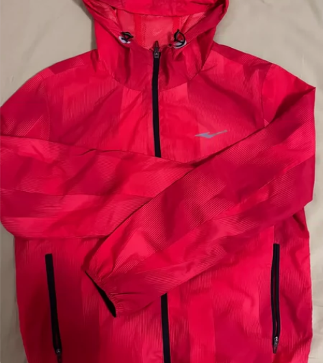 鸿星尔克连帽红色薄运动外套 厚度适合夏季 ...