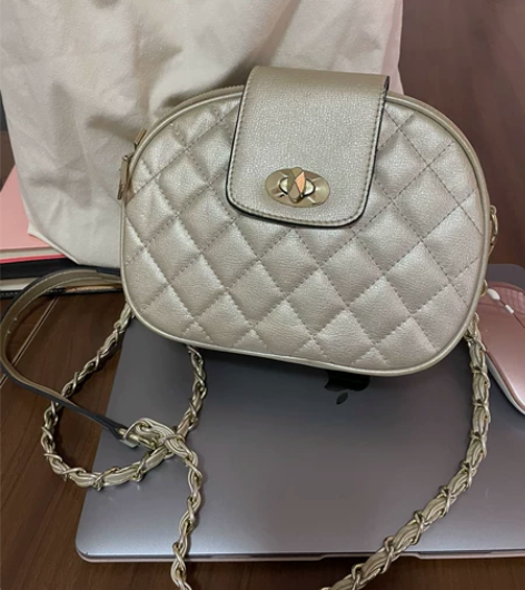 小香风链条包，第三张图片有购买信息，唯品会...