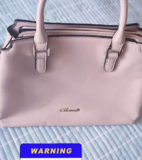 98新稻草人手提包，有点轻微划痕50元包邮...