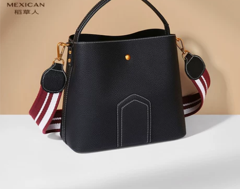 稻草人女包2021新款水桶包单肩包女士宽肩...