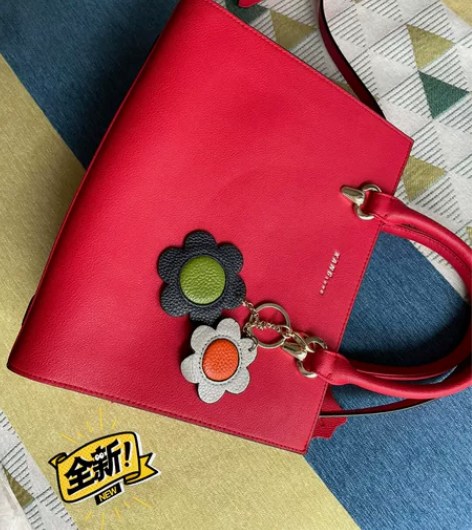 正红色康龙真皮女包 高22厘米，宽27厘米...