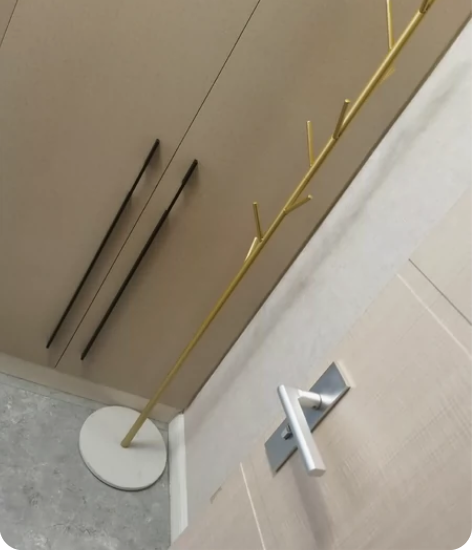 衣帽架几乎全新 总高大概一米七 大理石底盘...